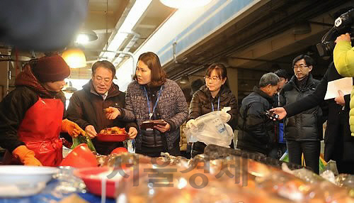 수산 시장에서 손님들이 해산물을 구입하고 있다./연합뉴스