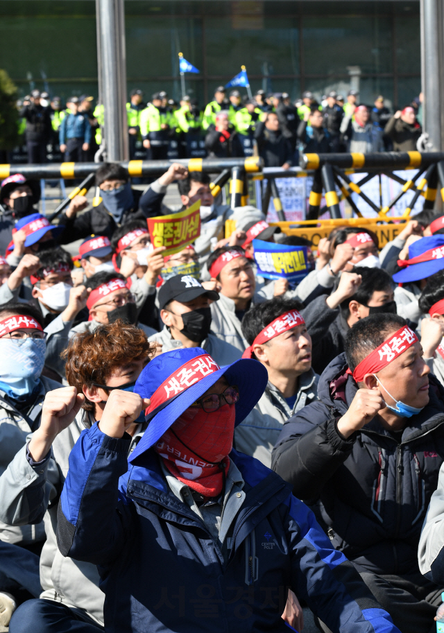 대우조선해양의 매각 본계약 체결식이 열린 8일 서울 여의도 산업은행 앞에서 금속노조 대우조선지회와 현대중공업지부 노조원들이 매각 반대 집회를 갖고 있다./성형주기자 2019.03.08