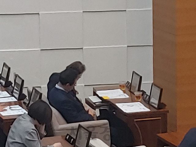 박원순 서울시장이 8일 열린 서울시의회 임시회 본회의에서 졸음을 참지 못하고 졸고 있다. /사진=변재현기자