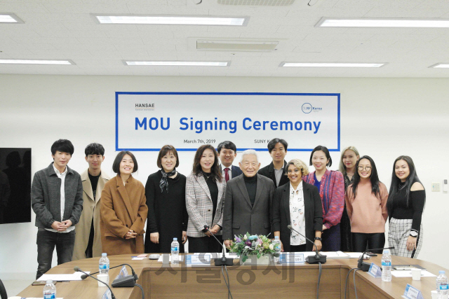 7일 한세실업과 한국뉴욕주립대학교의 패션 분야 산학협력 MOU 체결식을 마친 뒤 이향미 한세실업 상무(왼쪽에서 다섯번째)와 김종수 한국뉴욕주립대학교 부총장(왼쪽에서 여섯번째), 그리고 인턴쉽 프로그램에 참가하는 학생들과 한세실업, 한국뉴욕주립대 관계자들이 사진을 찍고 있다./사진제공=한세실업