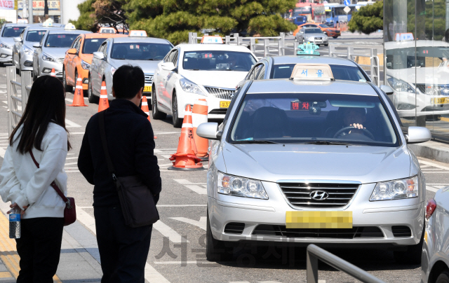 국회의원 절반 이상이 택시업계의 카풀 반대 동의서에 서명한 것으로 확인된 8일 서울역 승강장에 택시들이 줄지어 서 있다. /권욱기자