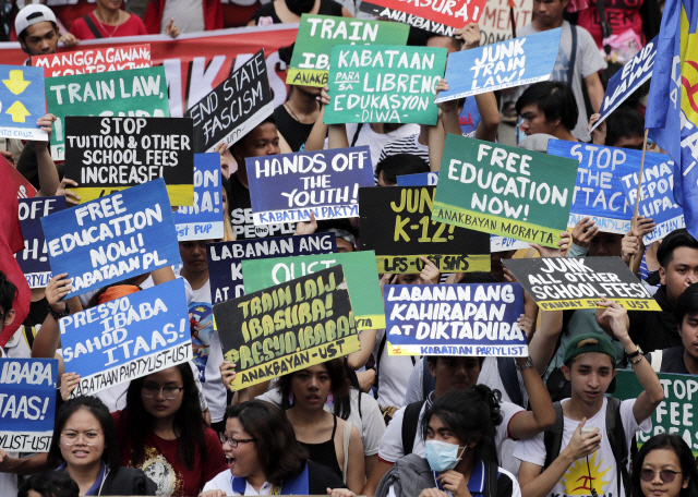 세계 여성의 날인 8일(현지시간) 필리핀 여성들이 마닐라에서 양성평등을 주장하는 피켓시위를 벌이고 있다. /마닐라=EPA연합뉴스