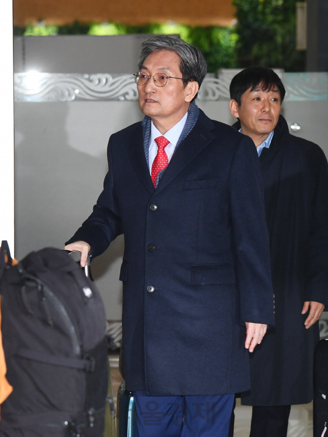 노영민 청와대 비서실장이 지난 3월 8일 중국대사 업무를 마치고 김포공항을 통해 귀국하고 있다./권욱기자