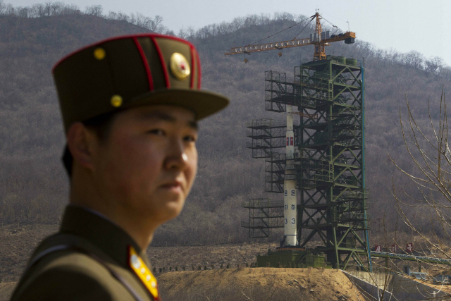 2012년 당시 ‘은하3호’ 발사 준비중인 北동창리 서해 미사일발사장 모습 / (AP)연합뉴스