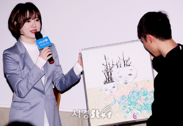 구혜선, 유니세프 후원자에게 자신의 그림 전달