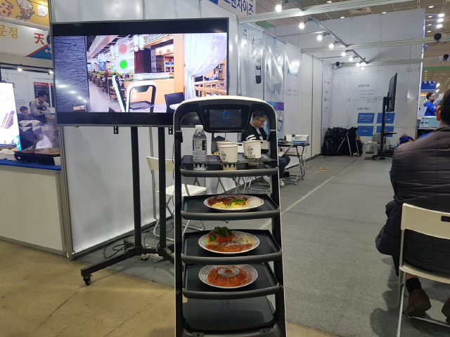 브이디 컴퍼니의 서빙 로봇 ‘푸도봇’이 음식을 싣고 이동하고 있다/허세민 기자