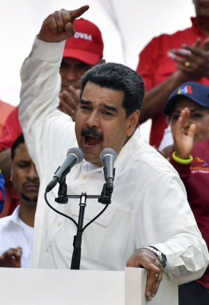 마두로 베네수엘라 대통령이 지난 9일(현지시간) 수도 카라카스 대통령궁에서 지지자들에게 연설하고 있다. /카라카스=AFP연합뉴스