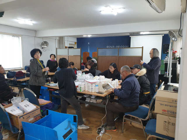 10일 안산시 단원구 원곡동 ‘외국인노동자의집’에서 외국인들이 무료 진료를 받고 자원봉사자들로부터 약을 받아가고 있다./안산=백주연기자