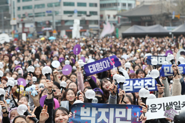 10일 오후 서울광장에서 1만여명의 방탄소년단 팬들이 아미피디아 오프라인 행사 ‘아미 유나이티드 인 서울’에 참여하고 있다./ 연합뉴스