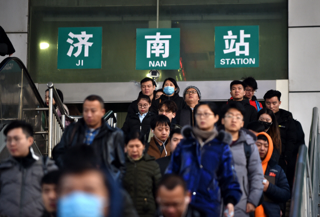 6일 중국 샹동의 진안역에서 사람들이 계단을 내려오고 있다. /진안=신화연합뉴스