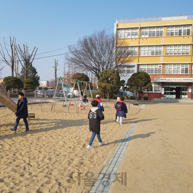 지난 8일 오후 안산 원곡초등학교 운동장 놀이터에서 중국·러시아 아이들이 그네를 타며 놀고 있다./안산=백주연기자
