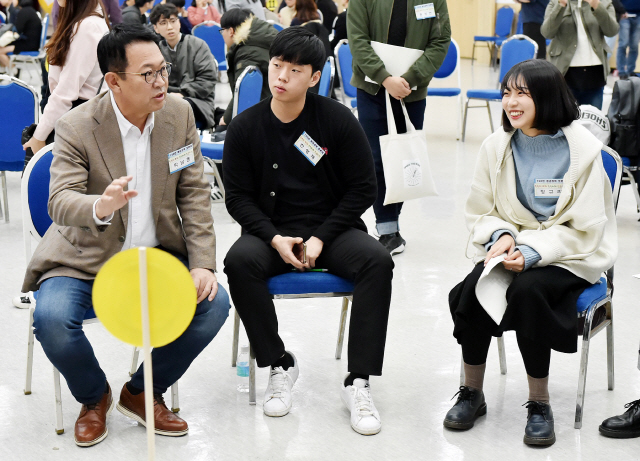 박남춘(왼쪽) 인천시장이 최근 인천시청 대회의실에서 열린 ‘인천시장 청년정책을 말하다’ 행사에 참석해 청년들과 일자리를 주제로 대화를 나누고 있다. /사진제공=인천시