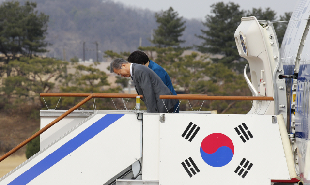 문재인 대통령과 부인 김정숙 여사가 10일 오후 경기도 성남 서울공항을 통해 브루나이로 출국하기 전 고개 숙여 인사하고 있다. /연합뉴스