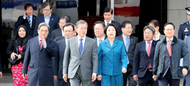 문재인 대통령과 부인 김정숙 여사가 10일 오후 경기도 성남 서울공항을 통해 브루나이로 전 환송 나온 더불어민주당 이해찬 대표와 김부겸 행정안전부 장관, 노영민 비서실장 등 환송 인사들과 함께 이동하고 있다. /연합뉴스