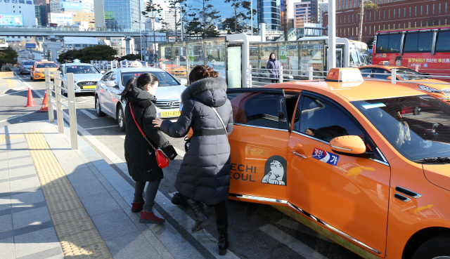 서울역 인근에서 시민들이 택시에 탑승하고 있다. /권욱기자