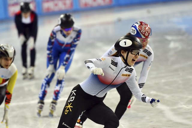 최민정이 쇼트트랙 세계선수권대회 여자 1,500m 결승에서 1위로 결승선을 통과하며 환호하고 있다. /소피아=AP연합뉴스