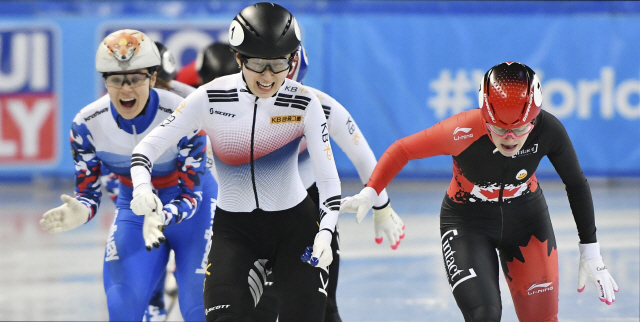 최민정(가운데)이 쇼트트랙세계선수권 여자 1,500m 결승에서 1위로 골인한 뒤 미소 짓고 있다. /소피아=AP연합뉴스