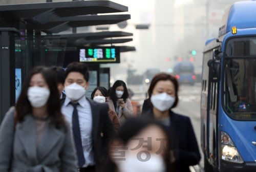 마스크를 쓰고 출근하는 시민들의 모습이다./연합뉴스