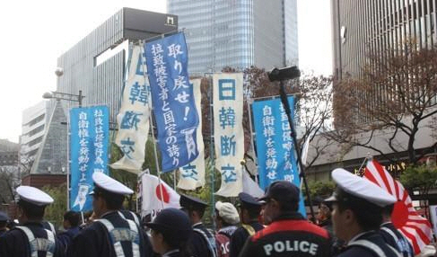 지난해 12월 9일 도쿄 번화가인 긴자에서 열린 우익단체 시위 장면/연합뉴스