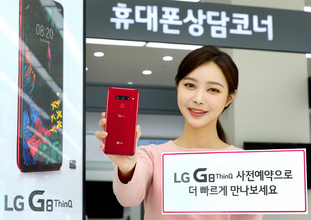 LG전자 모델이 플래그십폰 G8 씽큐(ThinQ)를 소개하고 있다./사진제공=LG전자