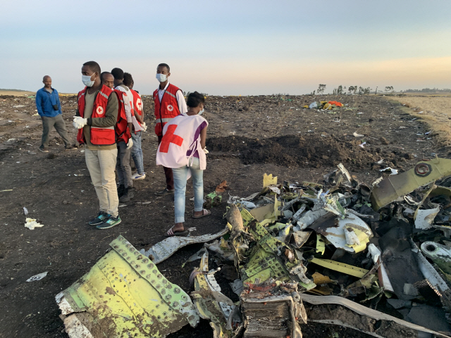 구조대원들이 10일(현지시간) 에티오피아 사고 여객기 잔해 주변을 둘러보고 있다. /비쇼프투=신화연합뉴스