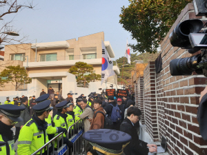 11일 오전 8시30분께 전두환 전 대통령(88)의 광주지법 출석을 앞두고 집회가 열렸다./서종갑기자