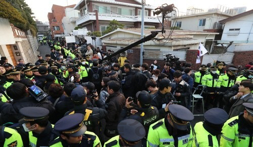전두환 전 대통력 자택 앞에 몰린 취재진들과 집회자들의 인파로 경차들이 동원된 모습이다./연합뉴스