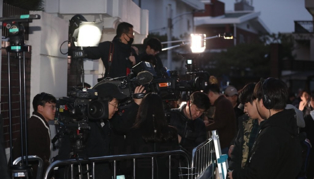 전두환 전 대통령 자택 앞에 몰려든 취재진들의 모습이다./연합뉴스