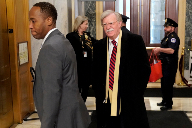 존 볼턴 백악관 국가안보보좌관이 지난 6일(현지시간) 워싱턴DC의 의회의사당에 도착한 모습. /워싱턴DC=로이터연합뉴스