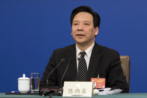 천위루 중국 인민은행(PBOC) 부행장이 지난 5일 베이징에서 열린 전국인민대표회의(전인대) 뉴스컨퍼런스에서 발언하고 있다.   /블룸버그