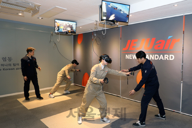 제주항공 객실승무원들이 경기도 부천시 제주항공 객실훈련센터에서 가상현실(VR)을 통한 안전훈련을 실시하고 있다./사진제공=제주항공