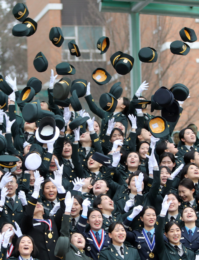 대전 유성구 국군 간호사관학교에서 11일 열린 졸업 및 임관식에서 간호장교들이 모자를 던지며 즐거워하고 있다. /연합뉴스