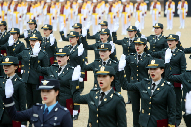 대전 유성구 국군 간호사관학교에서 11일 열린 졸업 및 임관식에서 간호장교들이 선서를 하고 있다. /연합뉴스