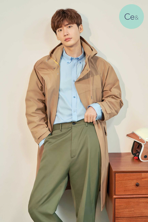 배우 이종석이 ‘씨이앤’의 베이지 사파리 자켓을 입고 찍은 화보./사진제공=CJ오쇼핑