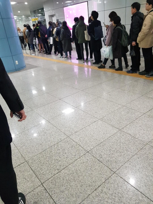 11일 오후 경전철 우이신설선 열차가 고장 나 운행이 지연됐다. 사진은 서울 신설동역에서 승객들이 줄을 길게 늘어서 열차를 기다리는 모습./연합뉴스