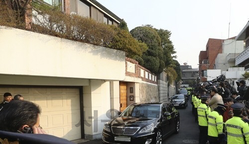 서울 서대문구 연희동에 위치한 전두환 전 대통령의 자택 앞에 경찰과 집회자들이 모여 있는 모습이다./연합뉴스