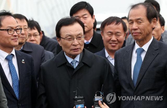 더불어민주당 이해찬 대표가 11일 오후 강원 춘천시 춘천대교 위에서 강원도 관계자로부터 제2경춘국도 예타면제 사업 확정 이후 사업계획과 레고랜드 건설에 대해 설명을 듣은 뒤 인터뷰를 하고 있다./연합뉴스