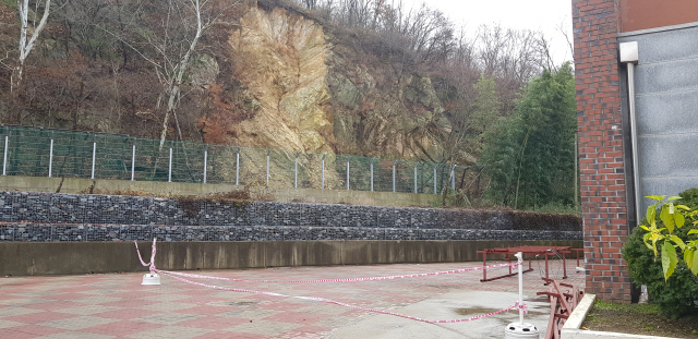 서천 A초등학교 급경사지/충남도 제공