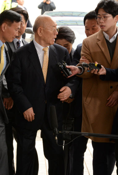 전두환 전 대통령이 지난 11일 광주지방법원에 들어서며 취재진 질문에 “왜 이래”라고 말하고 있다. /연합뉴스
