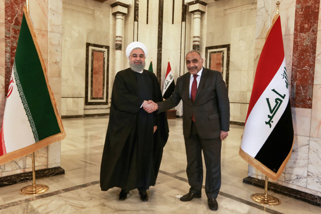 하산 로하니(왼쪽) 이란 대통령이 11일(현지시간) 이라크를 방문해 압델 압둘 메흐디 이라크 총리와 악수하고 있다. /바그다드=AFP연합뉴스