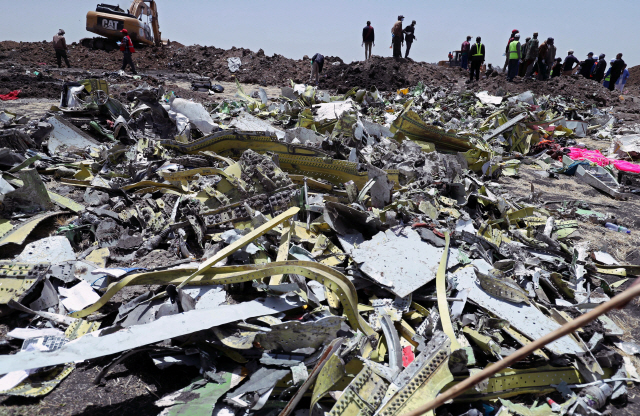 11일(현지시간) 에티오피아항공 여객기 추락 현장에 잔해들이 널려있다. /비쇼프투=로이터연합뉴스