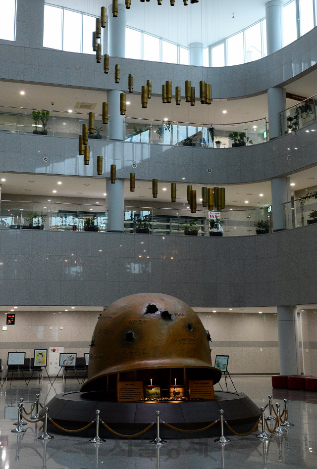 칠곡호국평화기념관 1층 로비에 전시된 조형물. 철모를 형상화한 조형물은 한국전쟁 당시의 치열한 공방전을 상징한다.