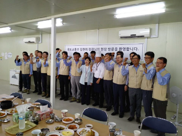 김현미(우측에서 일곱번째) 국토교통부 장관과 대림산업 등 해외건설 근로자들이 지난 11일 브루나이에서 오찬 간담회를 가진 뒤 기념촬영을 하고 있다./사진제공=국토교통부