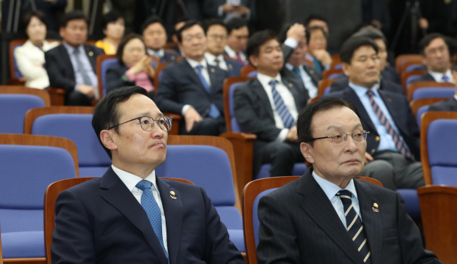 이해찬 더불어민주당 대표와 홍영표 원내대표가 12일 오전 본회의 직후 열린 긴급의원총회에서 자유한국당 나경원 원내대표의 국회 교섭단체 대표연설 에 대한 의원들의 성토 발언을 심각한 표정으로 듣고 있다. /연합뉴스