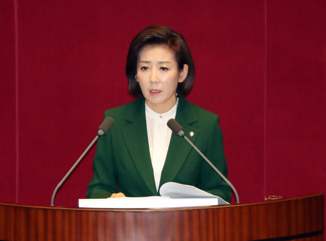 자유한국당 나경원 원내대표가 12일 오전 국회 본회의장에서 교섭단체 대표연설을 하고 있다. /연합뉴스