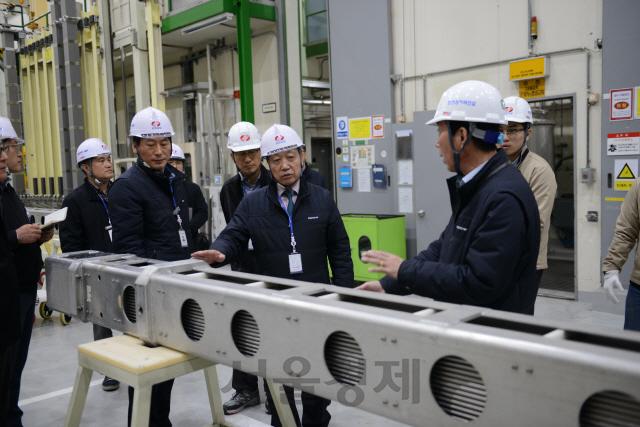 한전원자력연료 정상봉(사진 오른쪽에서 두번째) 사장이 사내 안전점점에 나서고 있다. 사진제공=한전원자력연료