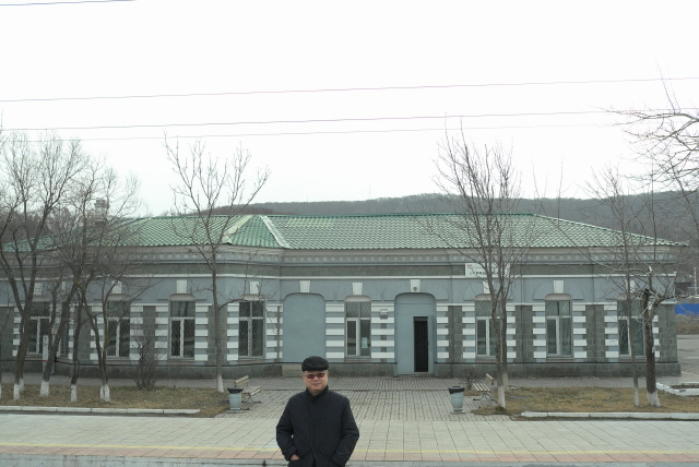 러시아의 한인 강제이주라는 쓰라린 아픔의 역사가 서려 있는 라즈돌로예역 앞에 김석동 전 금융위원장이 서 있다. 지나는 이 하나 없는 역사의 을씨년스러운 모습에서는 당시 한인들의 애환은 찾을 길이 없다.