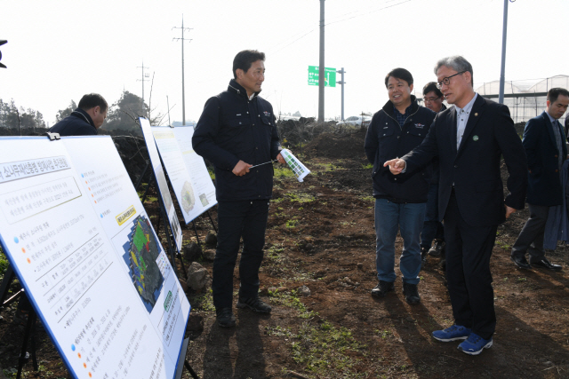김재현(사진 오른쪽에서 첫번째) 산림청장이 소나무재선충병 방제현황에 대해 설명을 듣고 있다. 사진제공=산림청
