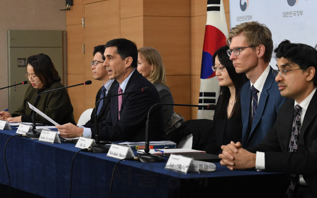 타르한 페이지오글루(오른쪽 네번째) 국제통화기금(IMF) 연례협의 미션단장이 12일 정부서울청사에서 2019년 IMF 연례협의 결과를 발표하고 있다. /성형주기자