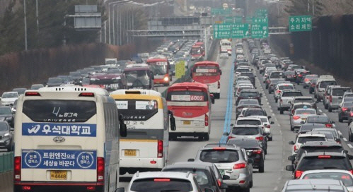 서울과 수도권을 오가는 경부고속도로에서 자동차들이 교통체증으로 서행을 하고 있다. /연합뉴스
